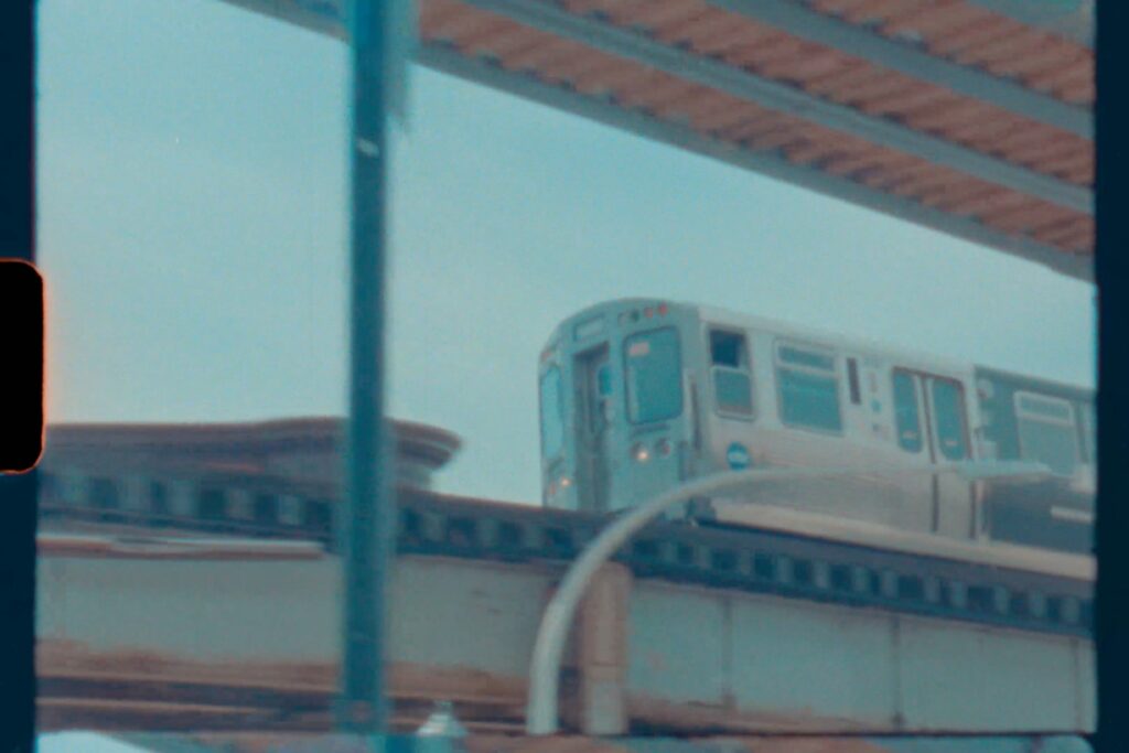 Image of the L train heading to a Chicago suburb