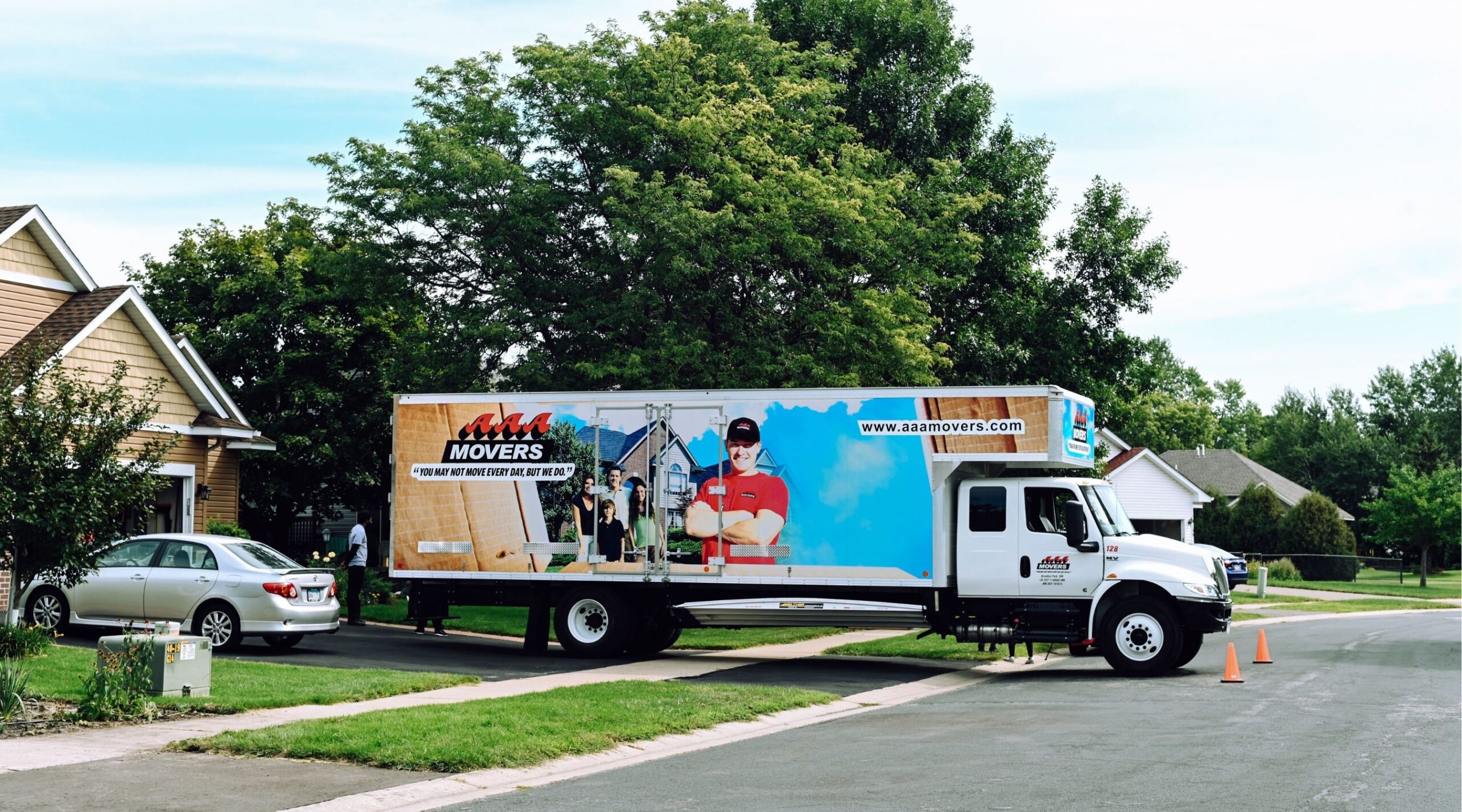 Melrose Park movers carrying boxes from a home
